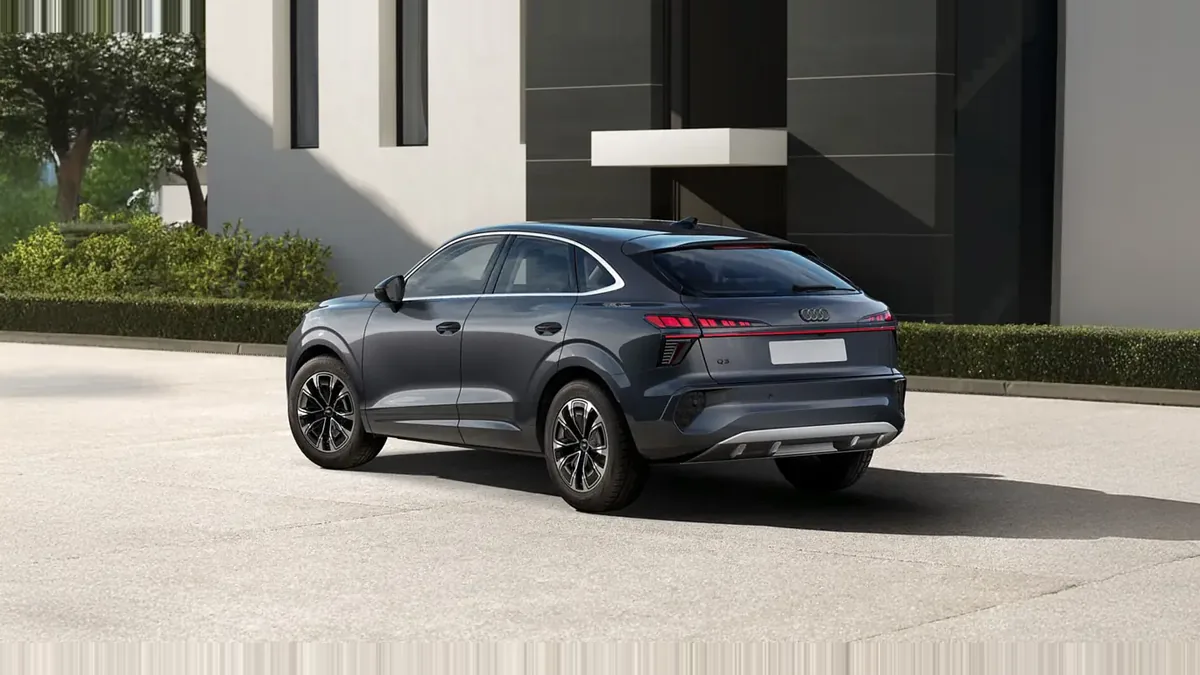 Audi Q3 Sportback Advanced TFSI 110kW S Tronic en renting en Barcelona — Delantera
