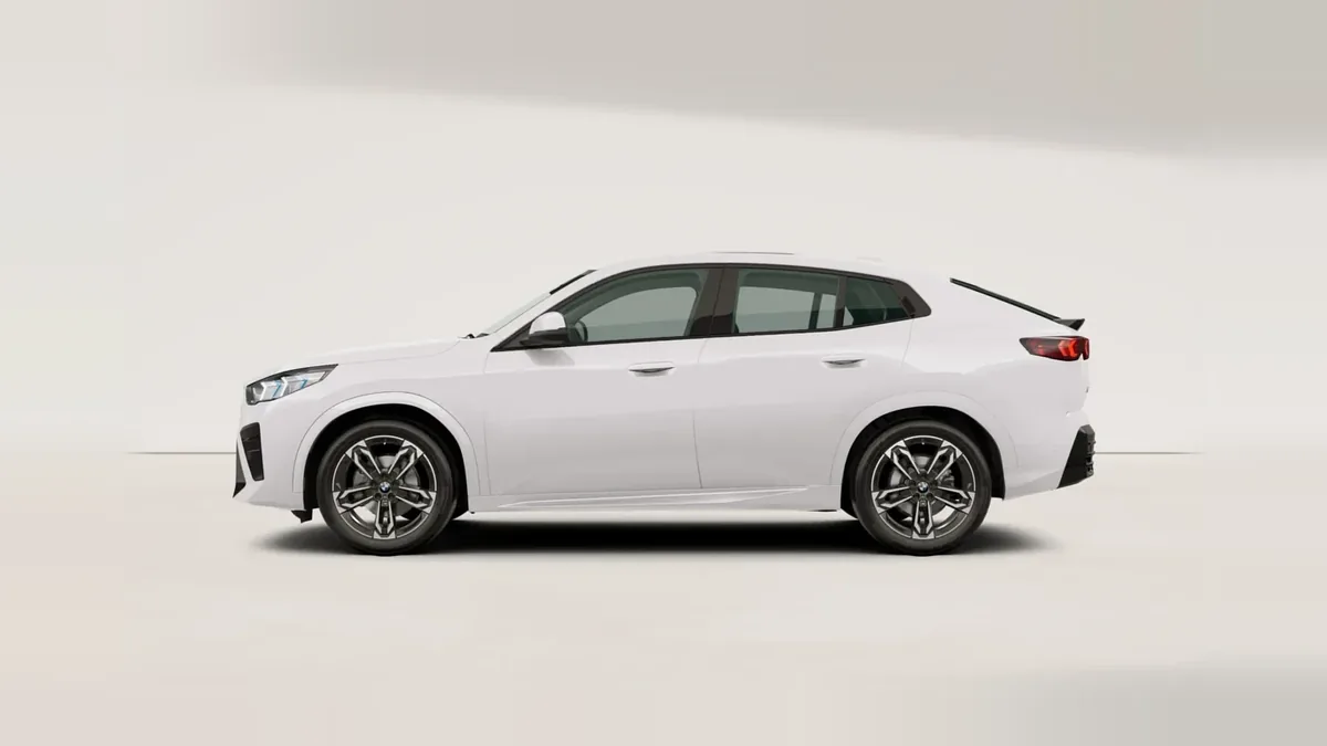BMW ix2 eDrive20 en renting en Barcelona — Lateral