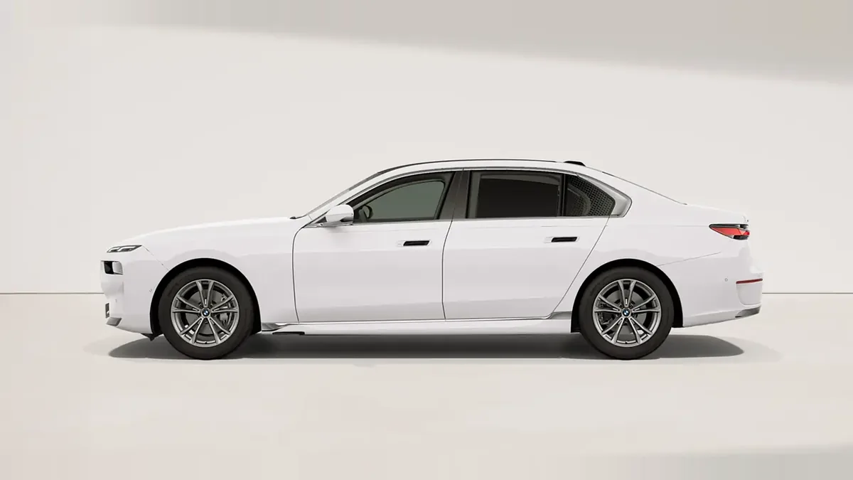 BMW Serie 7 740d xDrive en renting en Barcelona — Lateral