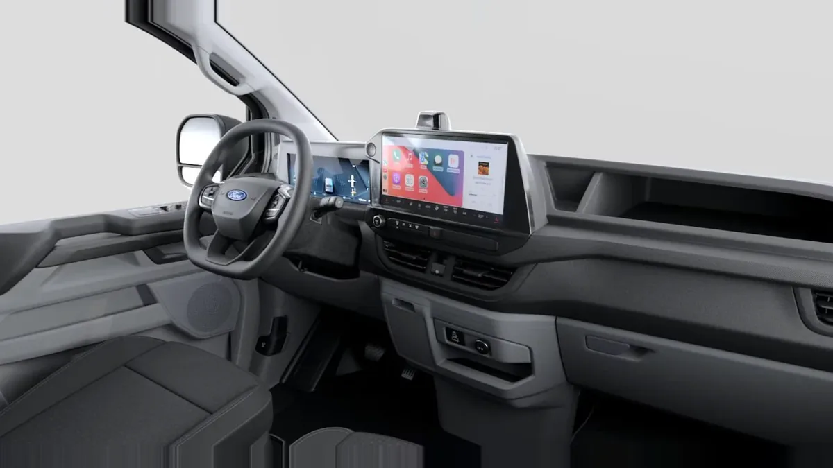 Ford TRANSIT CUSTOM Van BEV 83kWh 100kW 320 L1 Trend en renting en Barcelona — Delantera