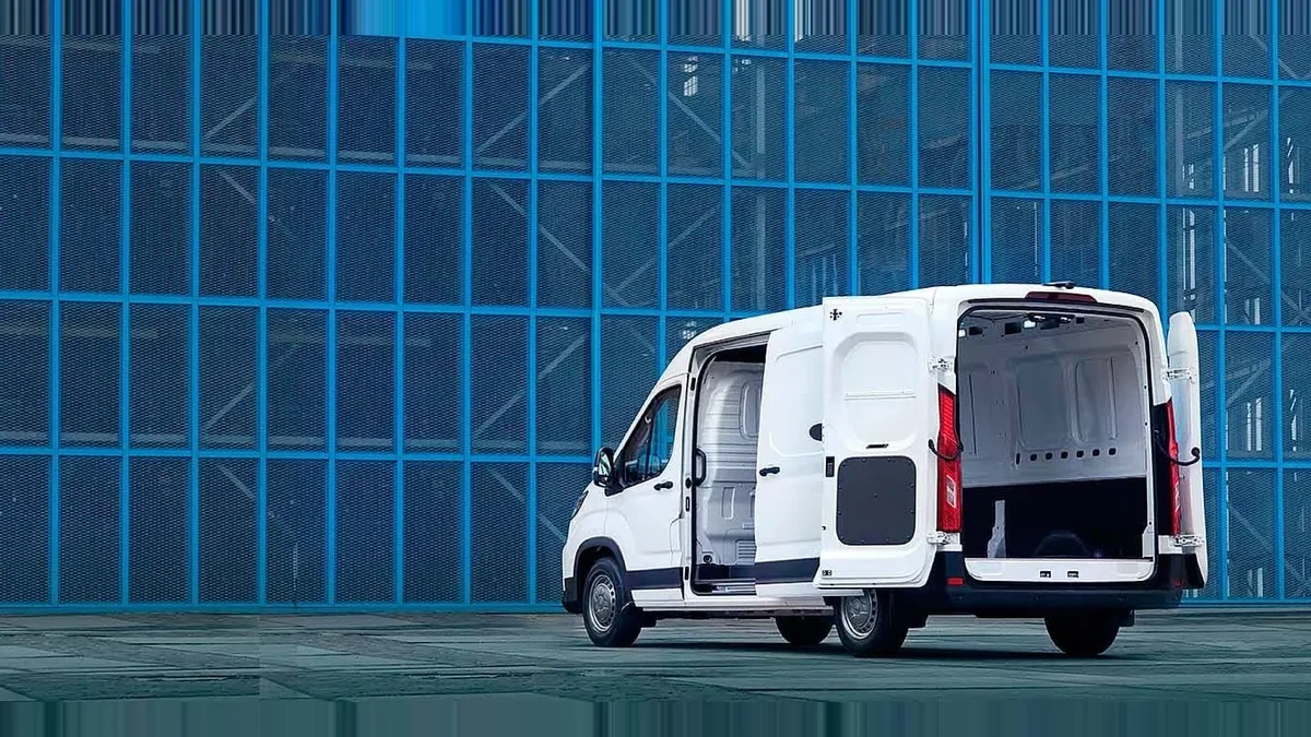 Maxus Deliver 9 Furgón 2.0D L3H2 150 (MERCANCÍAS PROPIAS) en renting en Barcelona — Lateral