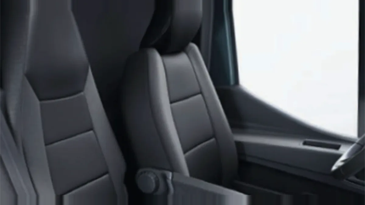 Nissan Interstar L2H2 3.5T 2.3dCi FWD Acenta en renting en Barcelona — Delantera