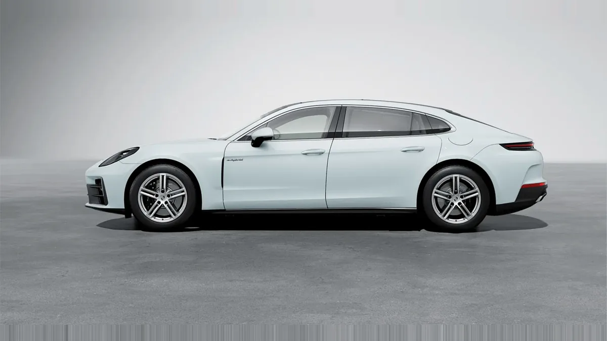 Porsche Panamera 4 E-Hybrid Executive en renting en Barcelona — Lateral