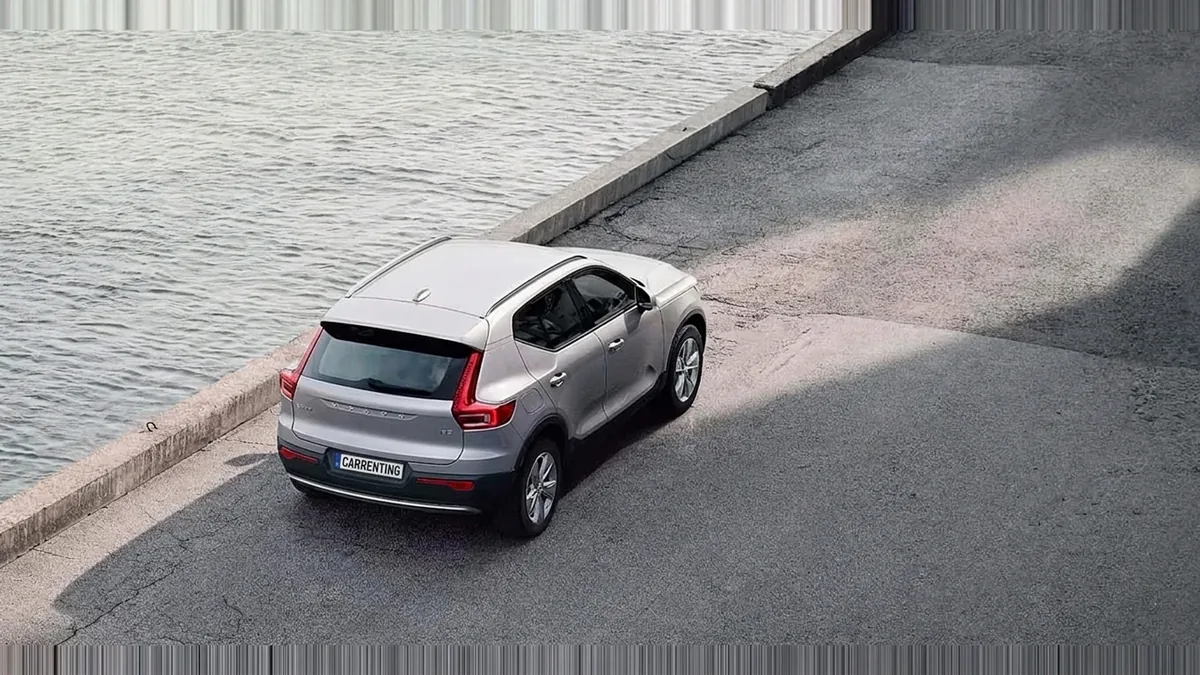 Volvo XC40 2.0 B3 Core G Auto en renting en Barcelona — Trasera