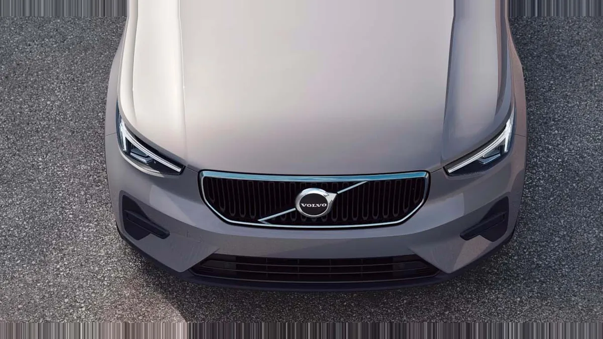 Volvo XC40 2.0 B3 Core G Auto en renting en Barcelona — Delantera